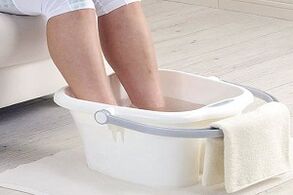banho de pés para tratar fungos
