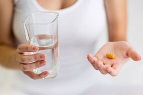 tomando comprimidos para tratar fungos nos pés
